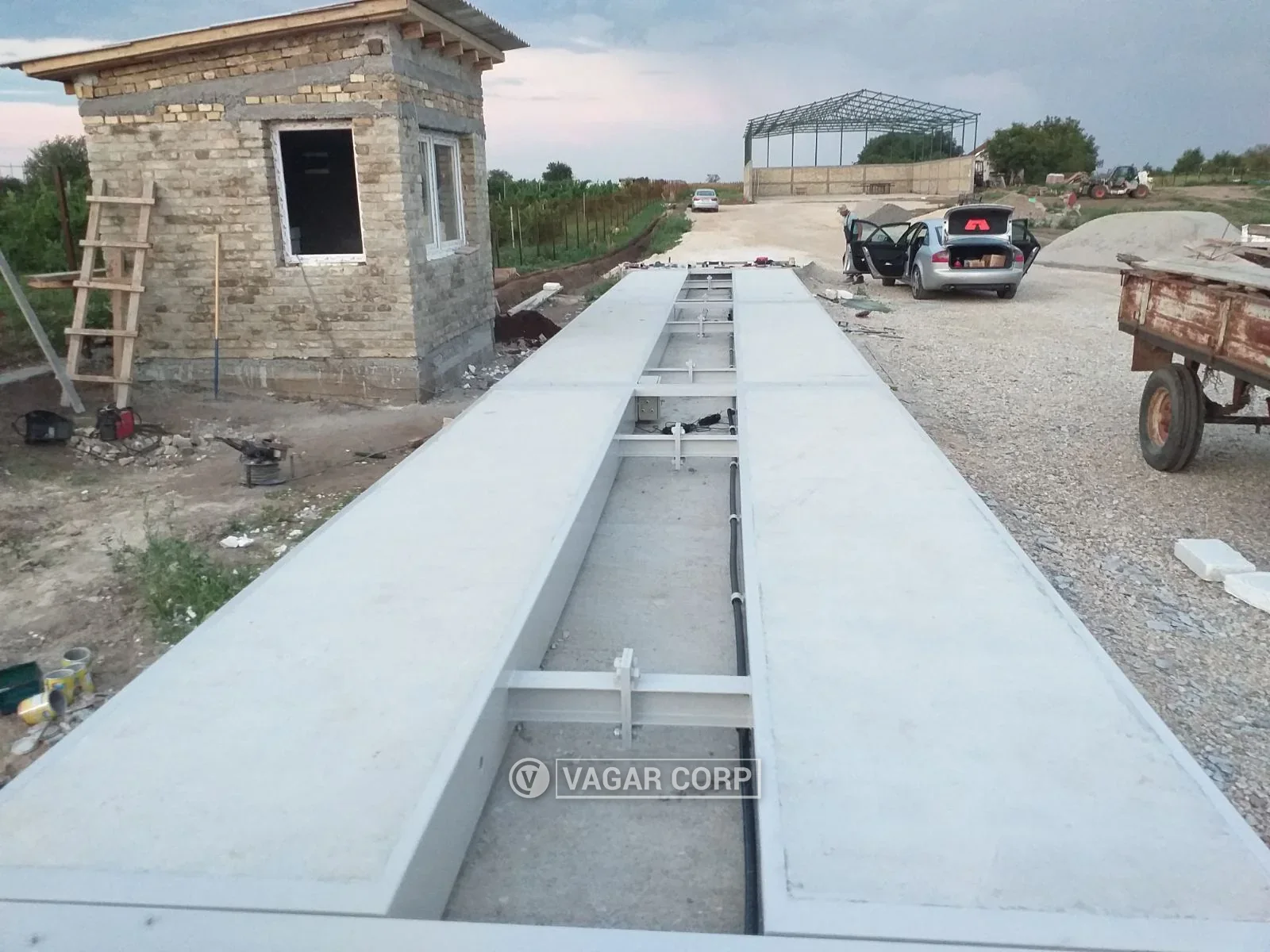 BETMOBIL segmenti sa čeličnim poprečnim nosačima tokom montaže, pored zidane vagarske kućice