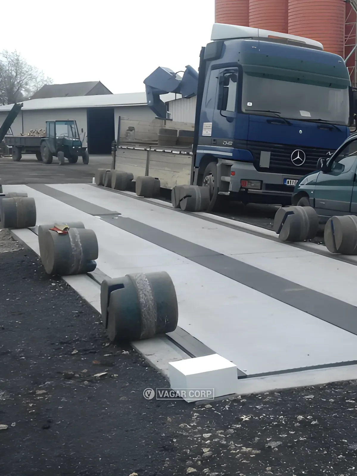 Tegovi pored betonske kamionske vage