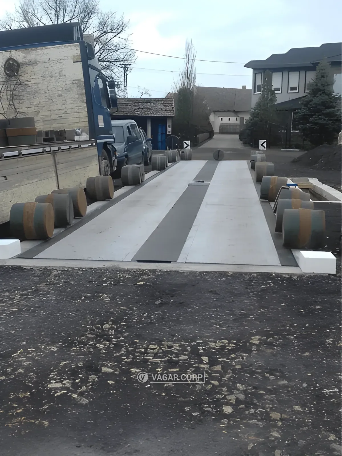 Tegovi na betonskoj kamionskoj vagi tokom provere