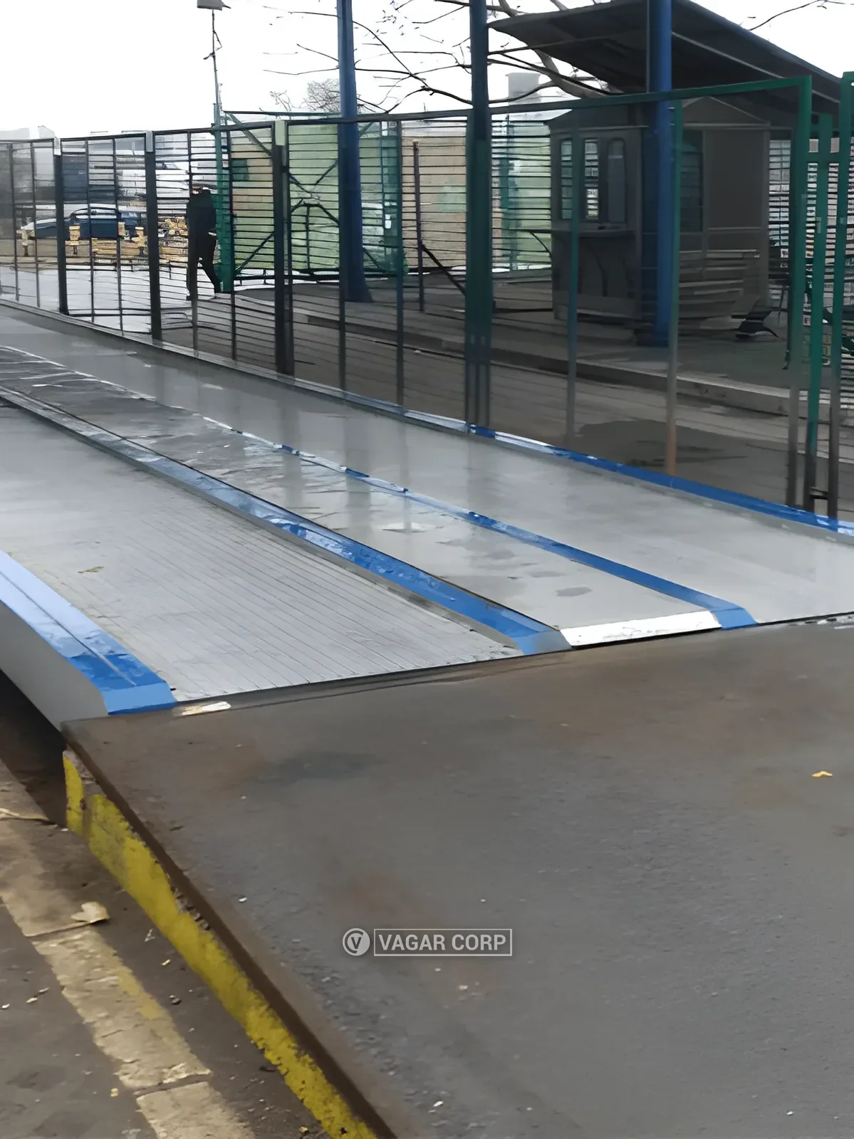 Čelična kamionska vaga uz ogradu i kućicu
