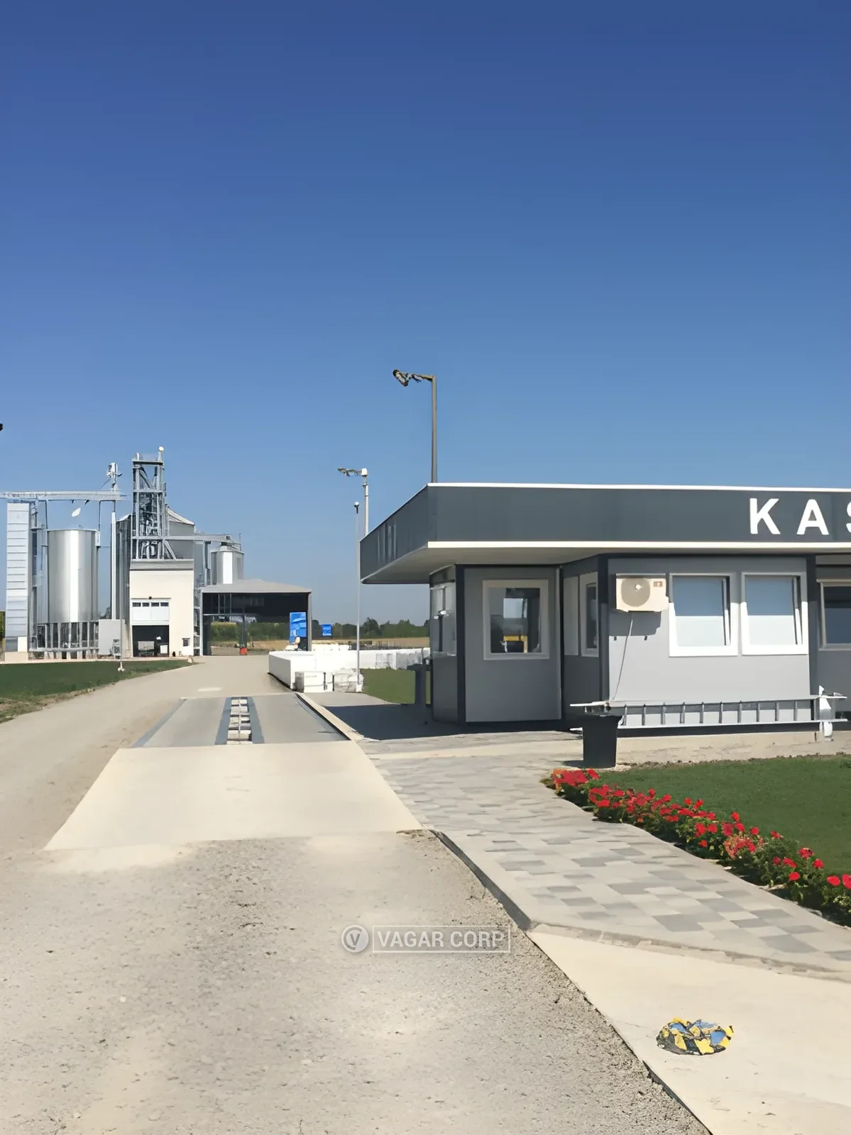Kamionska vaga ispred kancelarije i silosa