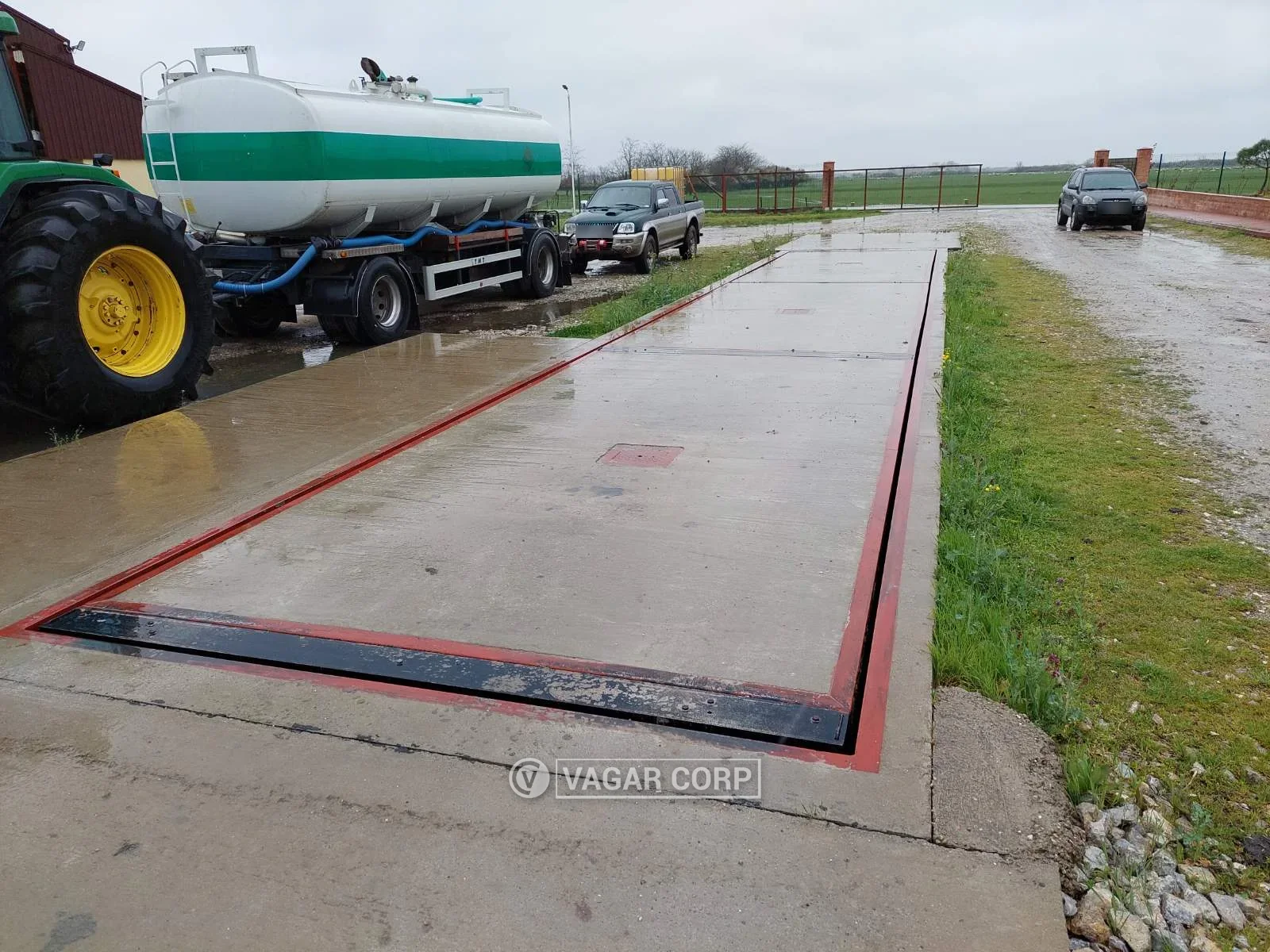 Ukopana betonska kamionska vaga Vagar Corp na poljoprivrednom gazdinstvu, pored cisterne i traktora